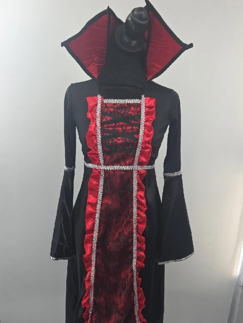 Vampire Pricess Black and Red Costume With Accessories. New In Box! Size 8/10